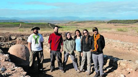 Voluntarios que han participado en las excavaciones, junto a Leyre Arróniz