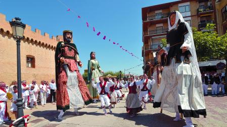 Danzaris y gigantes bailan una pieza en la plaza una vez concluida la misa y la procesión