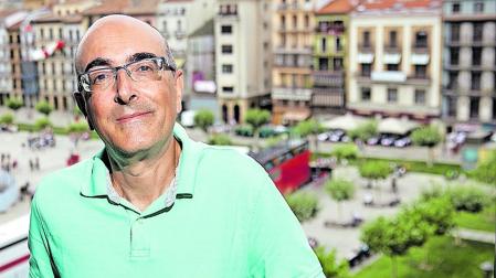 Pello Guerra posa ante la Plaza del Castillo de Pamplona