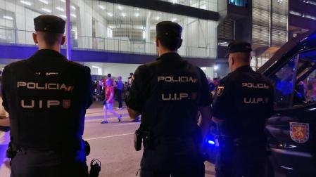 Miembros del dispositivo de seguridad de la Policía Nacional para el partido de Conference League entre Osasuna y Brujas, este jueves en el exterior del estadio de El Sadar