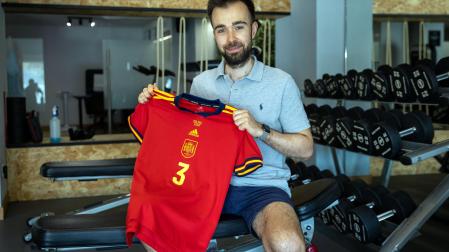 El nutricionista Javier Fernández Ligero posa con la camiseta del Mundial femenino