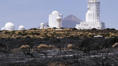 El observatorio del Teide, perteneciente al Instituto de Astrofísica de Canarias, este jueves después del paso del incendio forestal que afecta a la isla de Tenerife.
