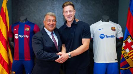 El presidente del F.C. Barcelona, Joan Laporta, y el portero Marc-André ter Stegen, tras la renovación
