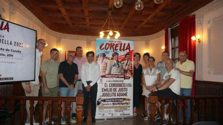 Alcalde y ediles del Ayuntamiento de Corella, miembros de Tauroemoción y el torero Joselito Adame junto al cartel de la feria taurina de Corella