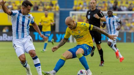 El delantero de la UD Las Palmas Sandro Ramírez lucha con Martín Zubimendi, de la Real Sociedad, durante el partido de la tercera jornada de Liga