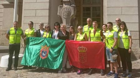 Ibarrola, cuarta por la izq., con representantes del ayuntamiento de Leópolis y con voluntarios