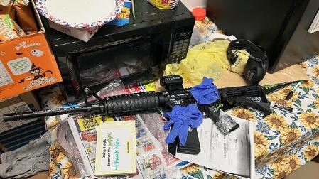 Imagen del rifle AR-15 utilizado por el autor del tiroteo en Jacksonville