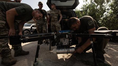 Imagen de archivo de una brigada de drones manipulando un aparato cerca de la región de Kherson