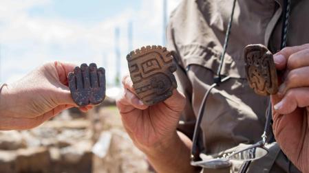 Imagen cedida en la que se pueden apreciar algunos de los elementos encontrados durante los trabajos arqueológicos en Cajamarca