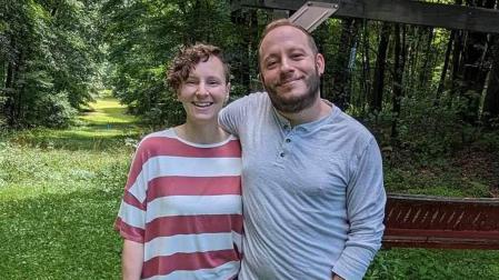 Galilea, con su esposa Kate Ragon, en la casa de sus suegros en Oil City, Pensilvania. El sendero que se ve al fondo pertenece al parque Two Mile Run, adyacente a la propiedad privada