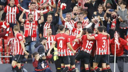 Los jugadores del Athletic celebran el gol anotado por Guruzeta