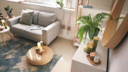 Para decorar un salón pequeño debemos colocar piezas con un tamaño acorde al espacio