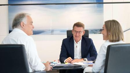 El presidente del PP, Alberto Núñez Feijóo, durante la reunión mantenida con la secretaria General, Cuca Gamarra, y el vicepresidente del partido, Esteban González Pons, este lunes en la sede de la formación política, en Madrid