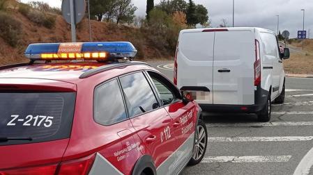 Patrulla de la Policía Foral junto a la furgoneta cuya conductora fue sancionada