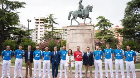 Diez de los doce pelotaris participantes en el Torneo San Mateo -con ausencia de Jaka y Altuna III- posan junto a patrocinadores y autoridades