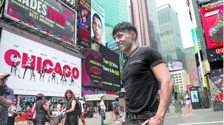 Antonio Díaz, el Mago Pop, fotografiado en Times Square