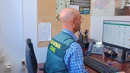 Un agente de la Guardia Civil, durante una investigación