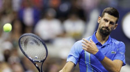 Novak Djokovic de Serbia devuelve la pelota a Alexandre Muller de Francia durante su partido de primera ronda en el US Open Tennis Championships en el USTA National Tennis Center en Flushing Meadows, Nueva York, EE.UU