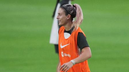 La jugadora de fútbol femenino del FC Barcelona Alexia Putellas en acción durante una sesión de entrenamiento, antes de un partido contra el Club América, antes de un partido contra el Club América en Ciudad de México