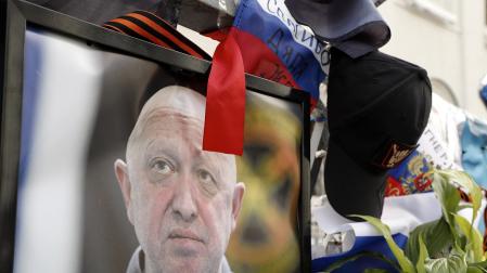 Un retrato del jefe del Grupo Wagner, Yevgeny Prigozhin, en su memoria en Moscú