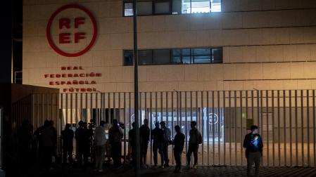 Medios de comunicación a las puertas de la RFEF durante el encuentro de presidentes territoriales