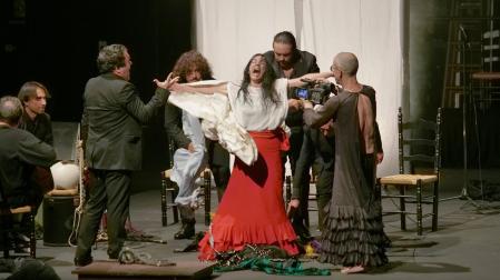 Eva Yerbabuena, en un momento del espectáculo ‘Re-fracción’. A la dcha., Juan Kruz