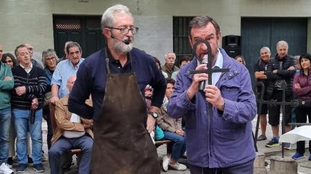 Pedro Mancho, junto a Juan Ramón Corpas, tras hacerle entrega de la Cruz de Roncesvalles