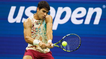 Carlos Alcaraz comenzó este martes su defensa del Abierto de EE.UU. eliminando al alemán Dominik Koepfer, quien se tuvo que retirar por lesión