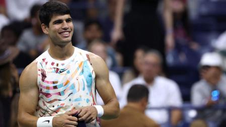 Carlos Alcaraz sonríe tras ganar su partido de primera ronda en el Abierto de Estados Unidos