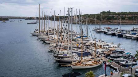 Imagen de varios veleros en Menorca
