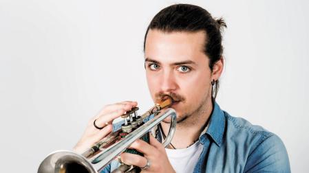 Asier Ardaiz, músico pamplonés, tocando su trompeta