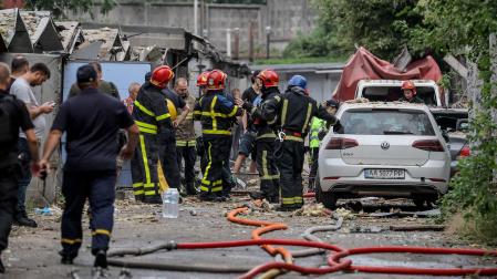 Los bomberos trabajan en el lugar del ataque con misiles en Kyiv, Ucrania, 30 de agosto de 2023