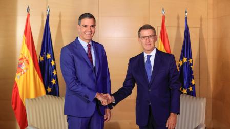 El líder del PP, Alberto Núñez Feijóo (d), y el presidente del Gobierno en funciones y secretario general del PSOE, Pedro Sánchez, al inicio de la reunión mantenida este miércoles en el Congreso