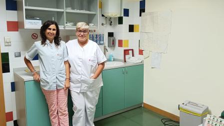 La enfermera Leire Gorricho y la médica Cristina Antón en la consulta de ésta última en el consultorio médico de Ayegui
