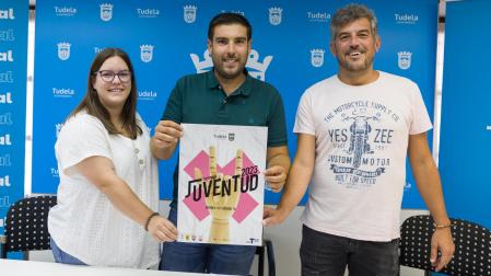 De izquierda a derecha: Iris Gil Sesma (Peña Beterri), El concejal de juventud Martín López Iñaki Arriazu Usoz (Peña Andatu)