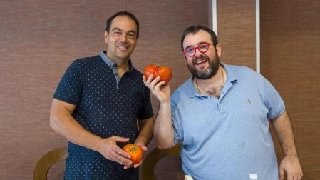 De izda. a dcha., Esteban Sanz y Luis Salcedo con dos Tomates Feos