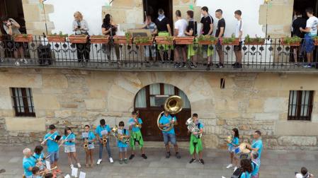 Imanol Azpiroz, en el centro del balcón el pasado sábado cuando colocaba los cohetes para dar inicio a las fiestas de la localidad