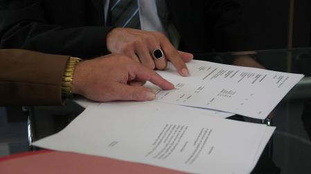 Dos personas revisan un contrato