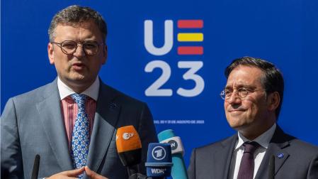 El ministro de Asuntos Exteriores, Unión Europea y Cooperación, José Manuel Albares (d), y su homólogo ucraniano, Dmitró Kuleba (i)