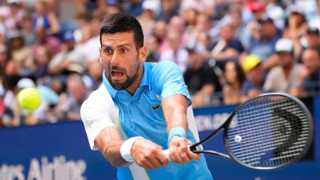 Novak Djokovic devuelve una pelota a Bernabé Zapata Miralles