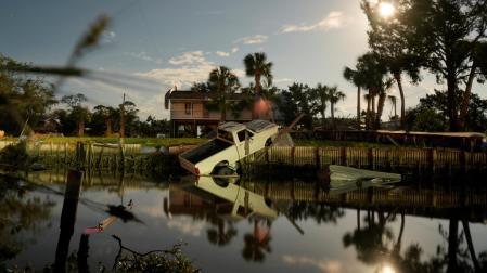 Un vehículo en un canal tras el paso de Idalia por Horseshoe Beach, en Florida