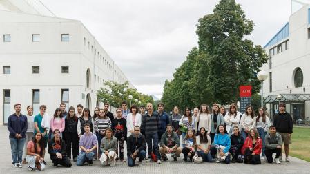 Imagen del grupo de los mentores y mentoras de este curso junto con la vicerrectora de Estudiantes, Empleo y Emprendimiento, Cristina Bayona, y el director de área de Estudiantes, Ritxar Arlegi