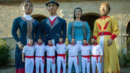 La comparsa de gigantes, ayer en su visita al chupinazo de la vecina Cizur Menor