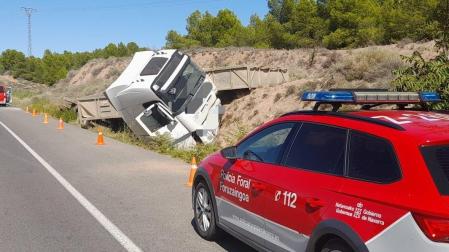 La Policía Foral atiende la salida de vía del camión