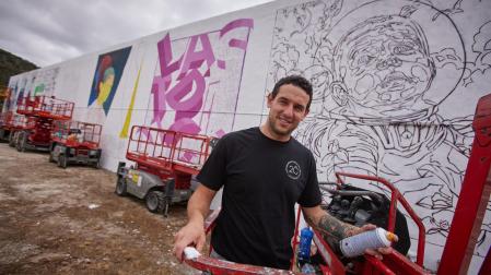 Jabi Landa, Corte, junto el gran mural en el que trabajan siete artistas dentro de la última edición del festival Cantamañanas