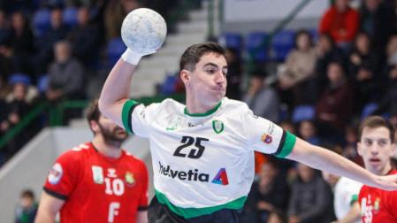 El pivote Josu Arzoz se prepara para un lanzamiento durante un partido