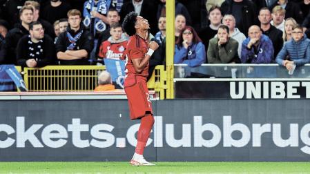 El colombiano Johan Mojica celebra su primer gol con Osasuna. Después protagonizó dos errores clave