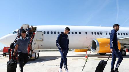 Los jugadores de Osasuna, este viernes nada más descender del avión en el aeropuerto de Noáin