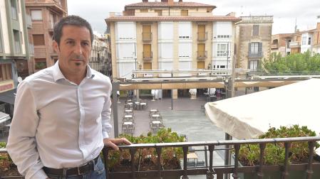 Juan Carlos Castillo en el balcón que asoma a la plaza Principal de Peralta
