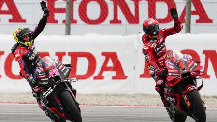 Aleix Espargaró (izda.) y 'Peco' Bagnaia tras la carrera al esprint del GP de Cataluña